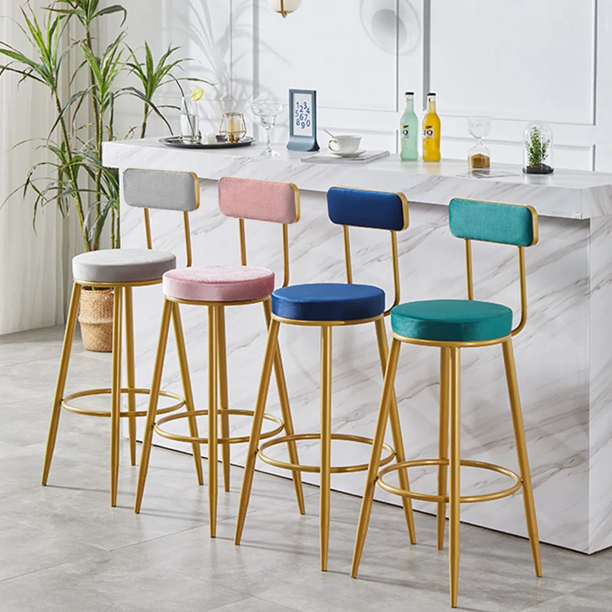 Ensemble de 2 tabourets de Bar Hauts en Velours Noir avec Dossier et Pieds