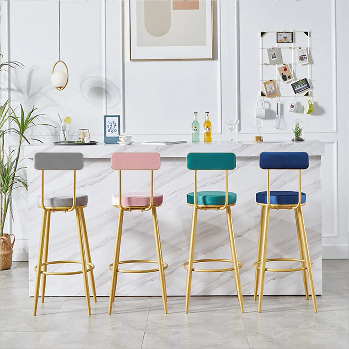 Ensemble de 2 tabourets de Bar Hauts en Velours Noir avec Dossier et Pieds